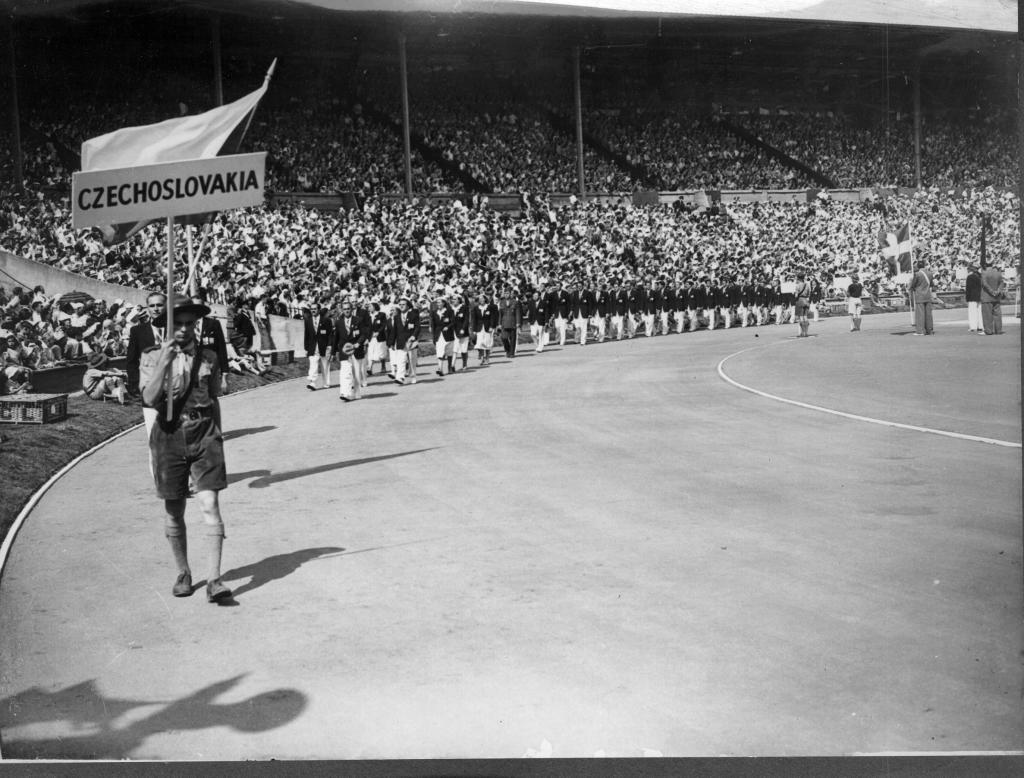 Československá olympijská výprava při nástupu na olympijských hrách v Londýně 1948